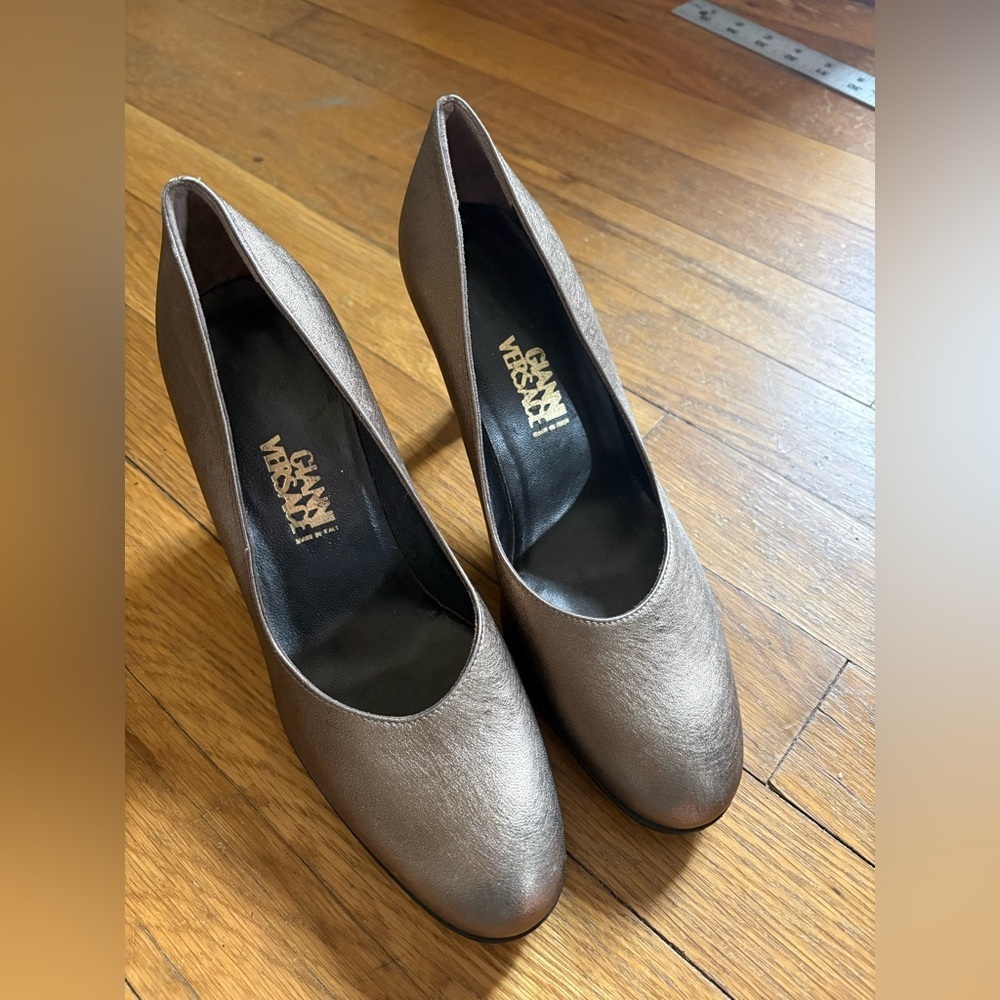 VERSACE metallic round toe pumps!